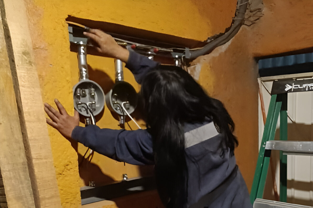 Electricista trabajando